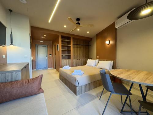 パノルモス・レティムノにあるPhiloxenia Apartmentsの部屋にベッドとテーブルがある寝室