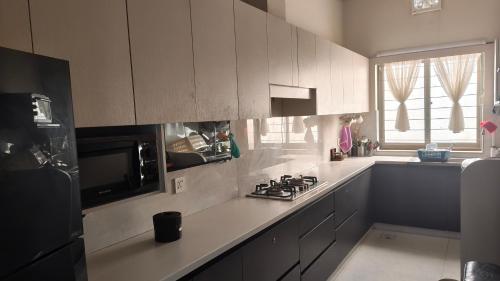 Η κουζίνα ή μικρή κουζίνα στο Cozy stay near Riphah International University