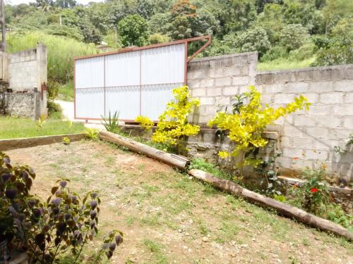 ein Garten vor einem Backsteingebäude in der Unterkunft Batawala PARADIES inn 