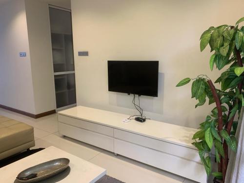 un salon avec une télévision à écran plat sur un mur dans l'établissement Crown Luxury Apartment 2 Bed Room Apartment, à Colombo