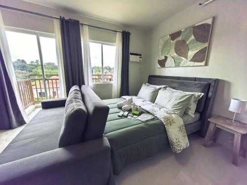 Χώρος καθιστικού στο Stylish Condo Studio, Neflix, Pool, Balcony and near Airport