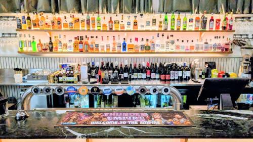 un bar con un sacco di bottiglie di alcolici di Ambassadors Hotel a Adelaide