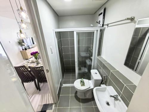 Ένα μπάνιο στο Stylish Condo Studio, Neflix, Pool, Balcony and near Airport