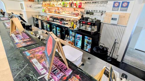 un bar con un sacco di bevande sul bancone di Ambassadors Hotel a Adelaide