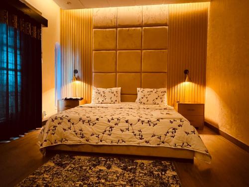 een slaapkamer met een bed met een groot hoofdeinde bij Crest View Guest House Islamabad in Islamabad