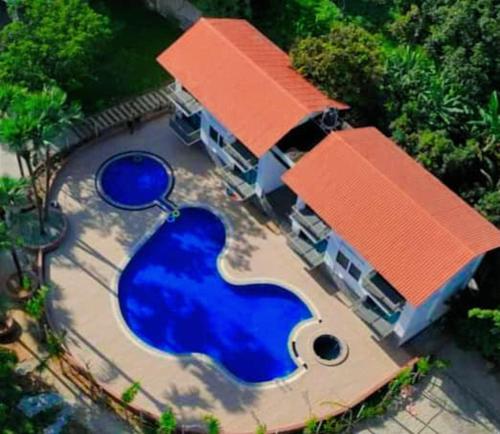 vista sull'alto di una grande piscina di fronte a un edificio di Aristocrat Resort Purbachal a Pānjora