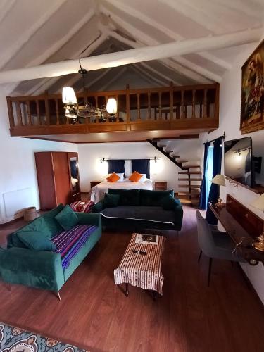 库斯科Apartamento Familiar con balcón y vista a la Ciudad, Centro的带床和沙发的客厅