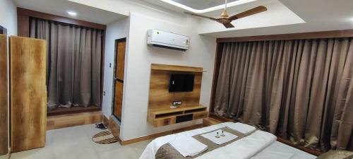 Μια τηλεόραση ή/και κέντρο ψυχαγωγίας στο Hotel The Grand Heritage Junagadh