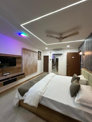 Ένα ή περισσότερα κρεβάτια σε δωμάτιο στο Hotel The Grand Heritage Junagadh