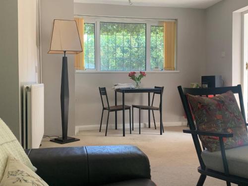 Posezení v ubytování Calm Private Apartment Ideal to Work, Rest Explore