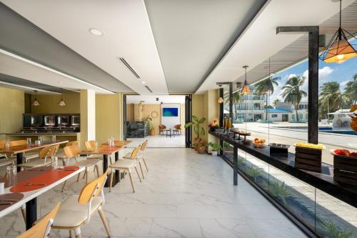 Restaurace v ubytování Swarn by Hawks Hotels Kamadhoo Baa Atoll