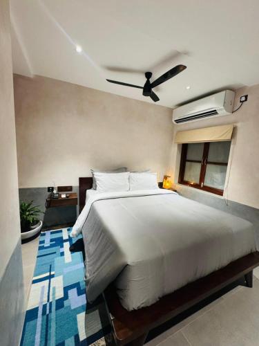 Ένα ή περισσότερα κρεβάτια σε δωμάτιο στο Delhi House