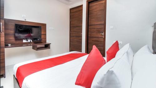 Ένα ή περισσότερα κρεβάτια σε δωμάτιο στο Hotel O Delhi Technological University Formerly Delta Five