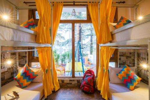 une chambre avec deux lits superposés et une fenêtre dans l'établissement goSTOPS Kasol, à Kasol