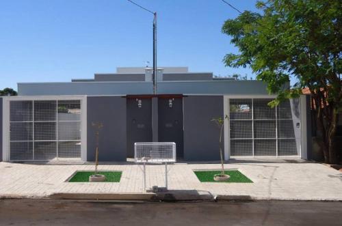 Casas para temporada em Bonito في بونيتو: مبنى امامه نخلتين