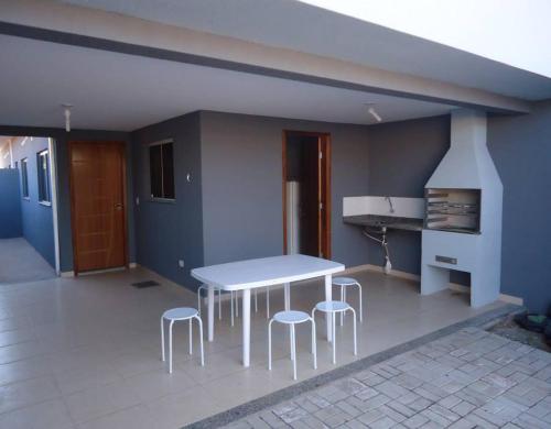 uma cozinha com uma mesa e bancos num quarto em Casas para temporada em Bonito em Bonito