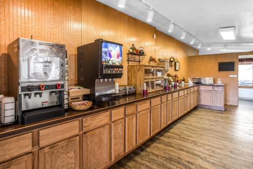 キーストーンにあるK Bar S Lodge, an Ascend Collection Hotelのテレビとカウンターのあるバーがあるレストラン