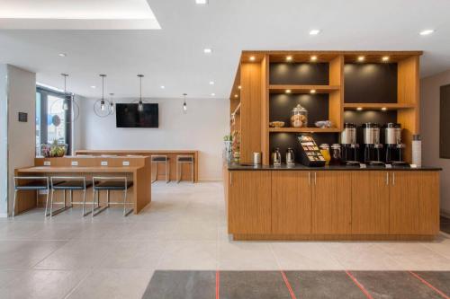 a kitchen with a counter and a table and chairs at Insignia Hotel Brooklyn, an Ascend Collection Hotel in Brooklyn