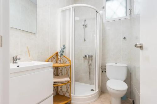 Un baño con ducha, inodoro y lavabo. en Bright Apartment in Seville with Private Garden, en Sevilla