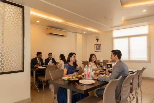 Επισκέπτες που μένουν στο FabHotel Signature Inn