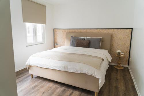 Foto Lovely 1BR & 1LR Apt for 4P, Only 15 Min Walk to City Center 1