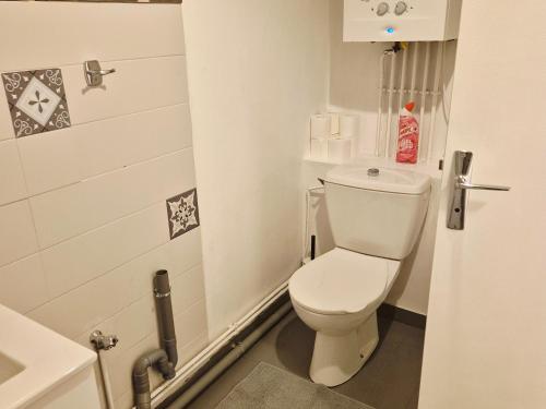 Un baño de Studio Balcon-chaleureux-lumineux