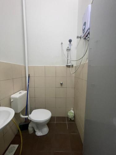 Koupelna v ubytování Sungai Udang Homestay, 3 air-conditioned rooms, maximum 8 people