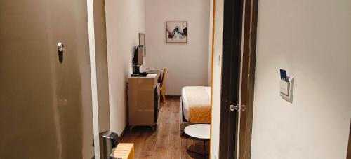 ティルプルにあるThe Mayberry -A Bergamont Group of Hotelsの廊下(テレビと椅子付)