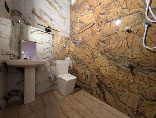 een badkamer met toilet en wastafel bij Kaveen Homes in Mount Lavinia
