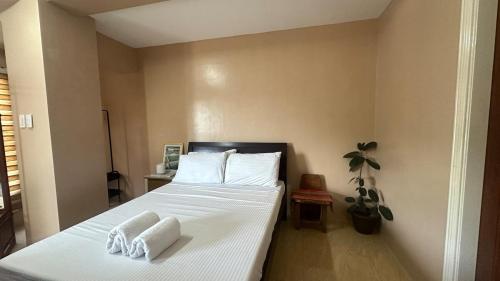 Postel nebo postele na pokoji v ubytování Centrally Located Spacious Studio Near the Beach