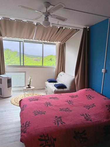 ein Schlafzimmer mit zwei Betten und einem großen Fenster in der Unterkunft Studio Cap d'Agde in Cap d'Agde