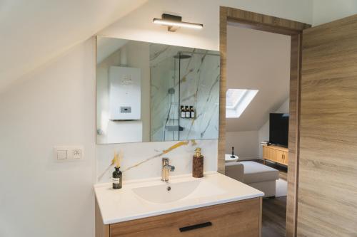 Foto Cozy 1BR & Living Room Apartment, Just 15 Minutes to Downtown 3