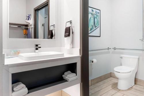 une salle de bain avec un lavabo et des toilettes dans l'établissement Edgewater Inn and Suites, an Ascend Collection Hotel, à Coos Bay