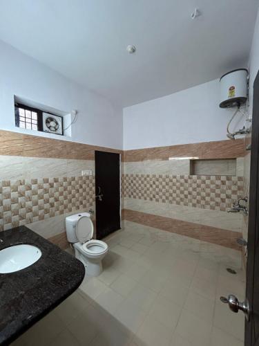 a bathroom with a toilet and a sink at Cozy Home near Fateh Sagar! in Udaipur