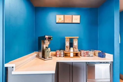 Кухня или мини-кухня в Maverick Hotel Eugene Near University, an Ascend Collection Hotel
