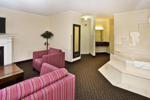 Habitación de hotel con sofá y chimenea en Radisson Hotel Sudbury, en Sudbury