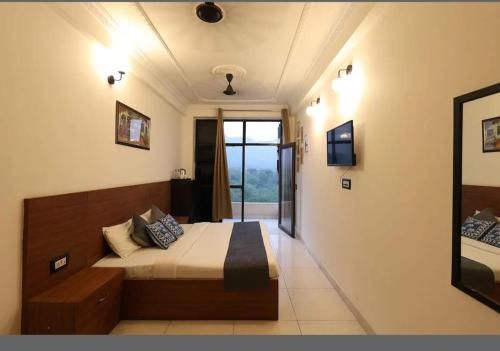 Giường trong phòng chung tại Hotel Balram Palace Khatu Shyam