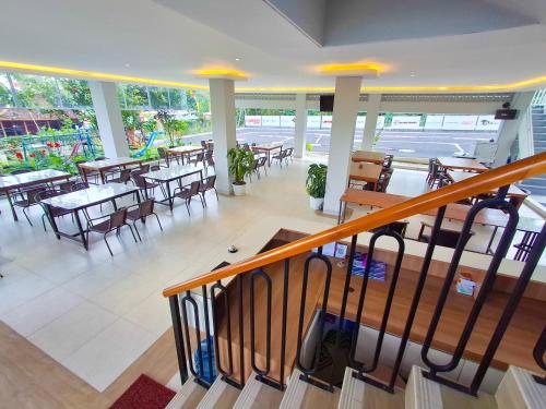 um restaurante com mesas e cadeiras em um prédio em Hotel Kebon Kana Kaliurang em Kaliurang