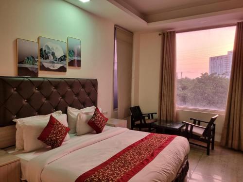 a bedroom with a large bed and a window at Hotel Balram Palace Khatu Shyam in Rīngas