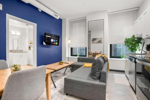 TV a/nebo společenská místnost v ubytování CozySuites Chic 1BR in Downtown Pitts #14