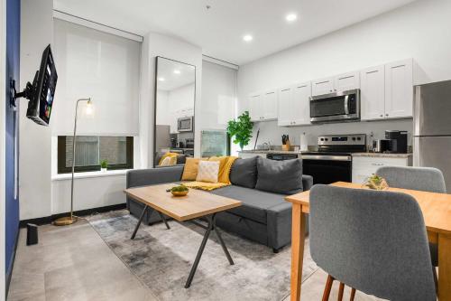 Kuchyň nebo kuchyňský kout v ubytování CozySuites Chic 1BR in Downtown Pitts #14