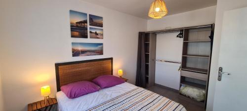 Postel nebo postele na pokoji v ubytování Les Sablines - T2 avec terrasse et parking 700m de l'océan - bébé bienvenu