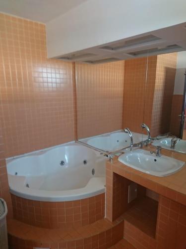 a bath tub and a sink in a bathroom at Apartament modern 3 camere ultracentral McDonalds Orange in Craiova
