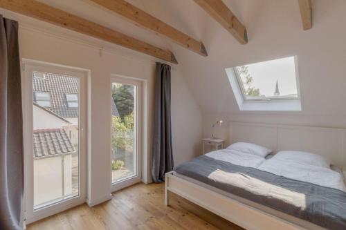 Postel nebo postele na pokoji v ubytování Gartenhaus Land-Idylle in der Stadt