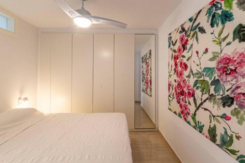 En eller flere senge i et værelse på Oceanview Tamara Apt With Pool