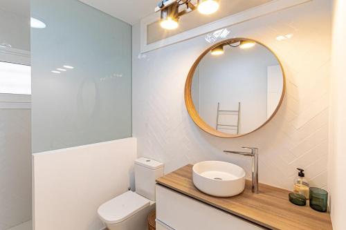 Et badeværelse på Oceanview Tamara Apt With Pool