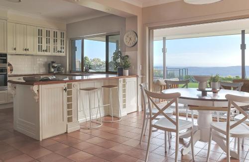 ValdoraCoastview Manor - Family Hinterland Retreat的配有桌椅的厨房和餐厅