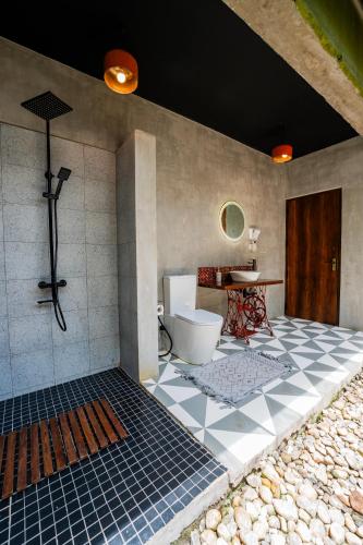 a bathroom with a tub and a toilet and a table at Ella Nine Peaks in Ella