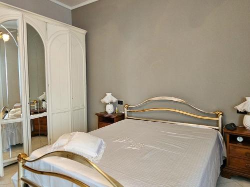 un dormitorio con una cama y un espejo en Casa Orchidea a La Spezia, en La Spezia