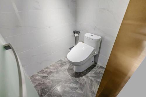 a bathroom with a white toilet in a room at VKing High-Altitude River View Hotel in Nan'an
